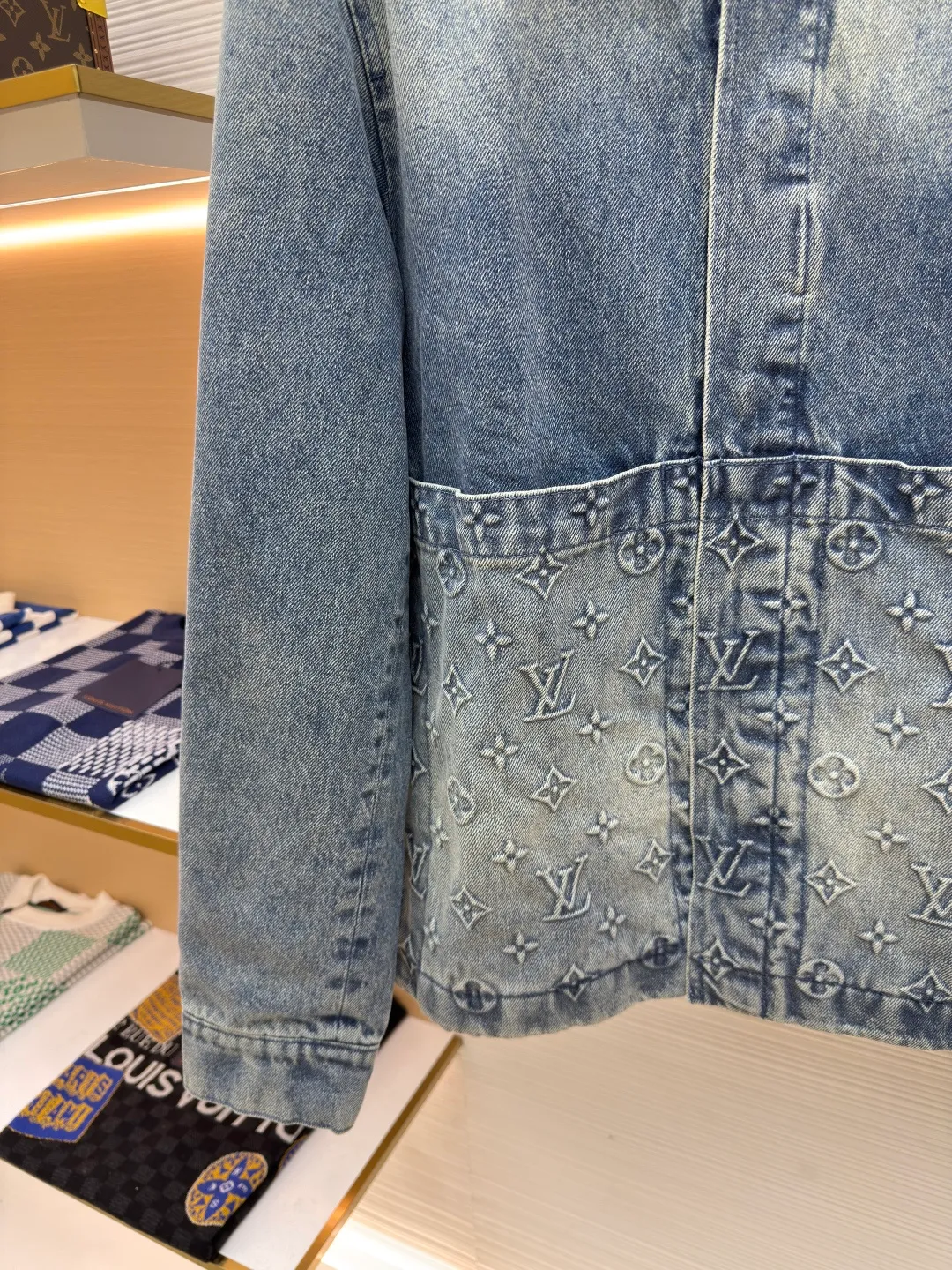 LOUIS VUITTON embossed denim jacket ●Authentic product: purchased and developed by 18289 ●Item number: 1680244-C20 ●Fabric: washed denim ●Technology: distressed washed ●Version: fitted version ●Weight: about 1420g ●Size: 46-48-50-52 ●Description: The current season’s sharp corner pockets are designed with zippered trouser legs to create a loose fit. The hammer fixing ring presents an LV shape, with a special leather tag. The loose fit is the same for men and women.